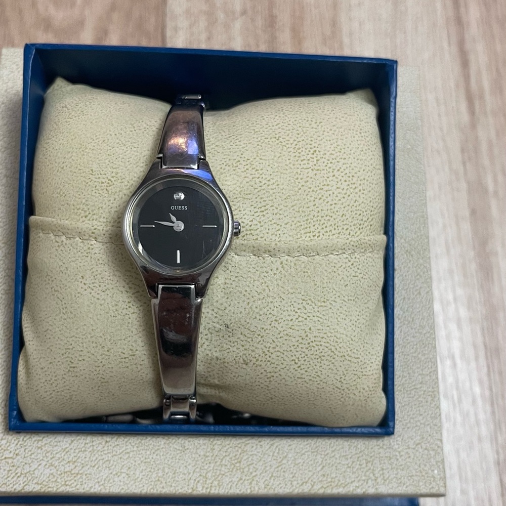 Guess Watch Women Silver Tone Black Round g75626l New Battery
